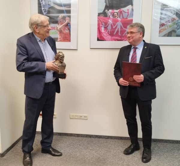 prof. Wojciech Roszkowski odbiera nagrodę im. ks. Piotra Skargi