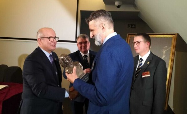 Dariusz Walusiak odbiera Nagrodę im. ks. Piotra Skargi
